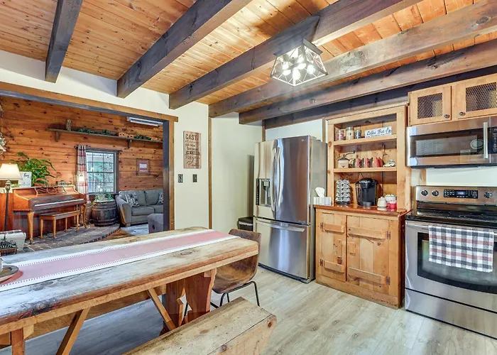Family-Friendly Tyrone Cabin W/ Deck Near Hiking